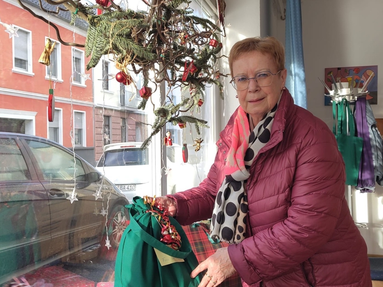Bürgerin aus Friesdorf bringt ein gefülltes Weihnachtssäckchen