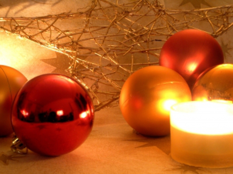 Kerze und Weihnachtskugeln