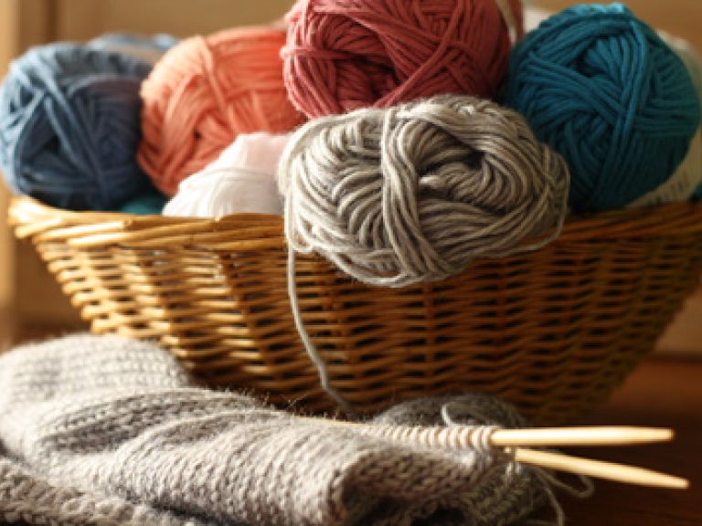 Wollkorb und Gestricktes
