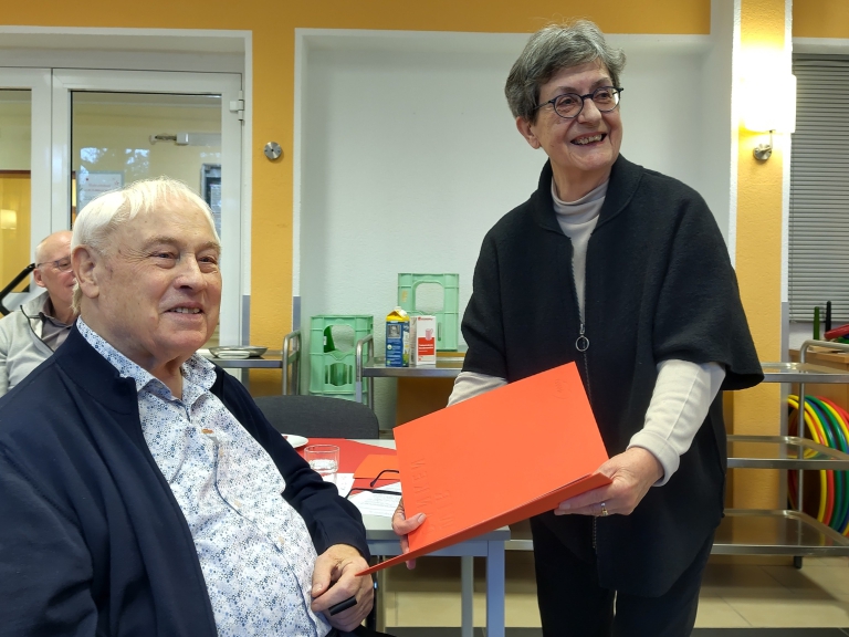 Christine Schmarsow ehrt Matthias Severin für seine 60-jährige Mitgliedschaft in der AWO