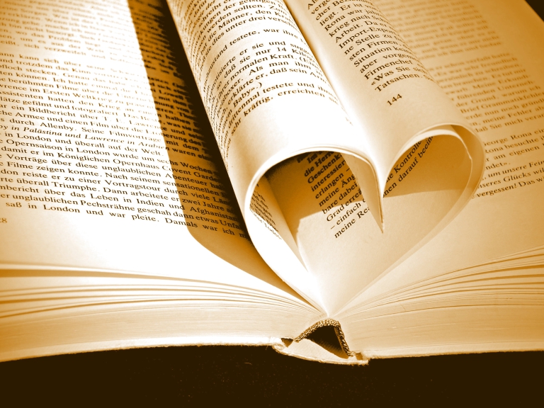 Aufgeschlagenes Buch mit Seiten, die ein Herz bilden