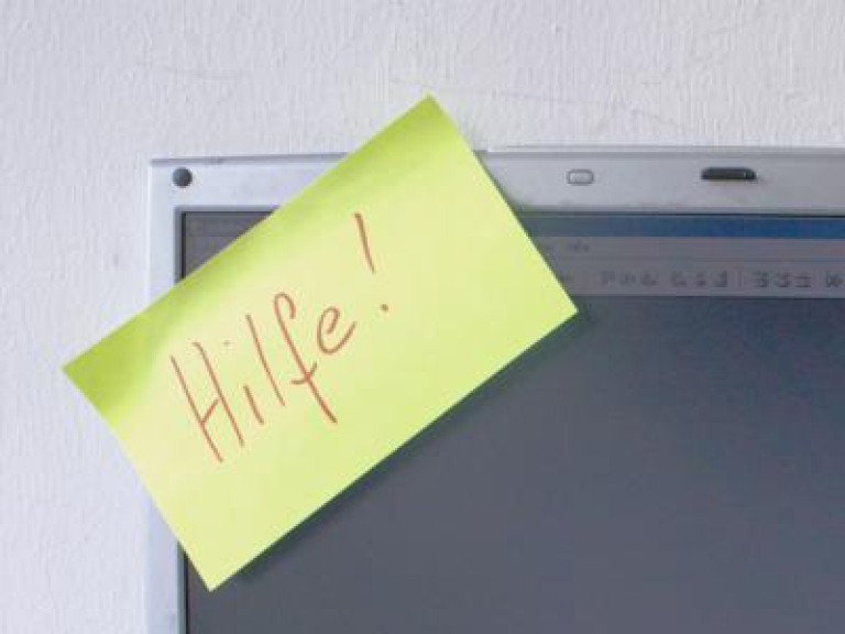 Hilfe Post-it am Monitor