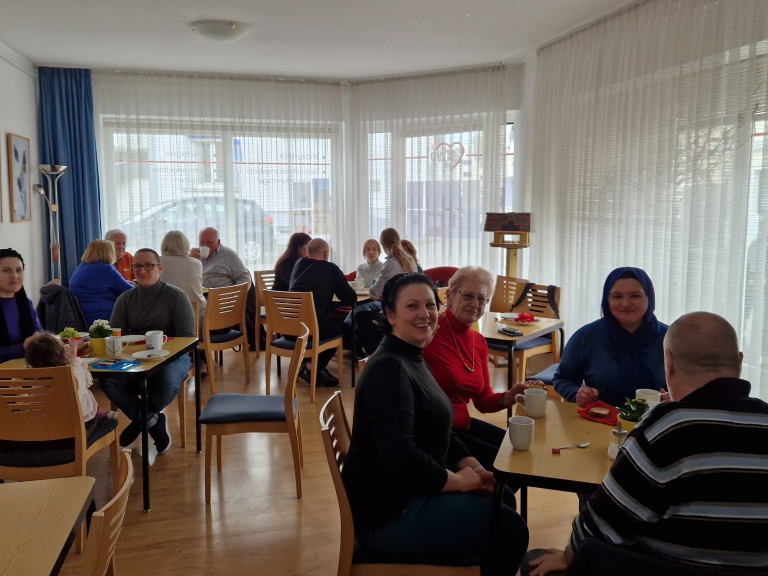 Eine muntere Frühstücksrunde im Nachbarschaftszentrum Friesdorf