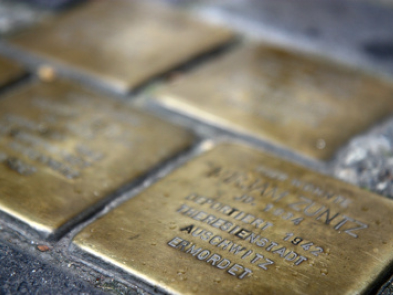 Foto von vier Stolpersteinen 