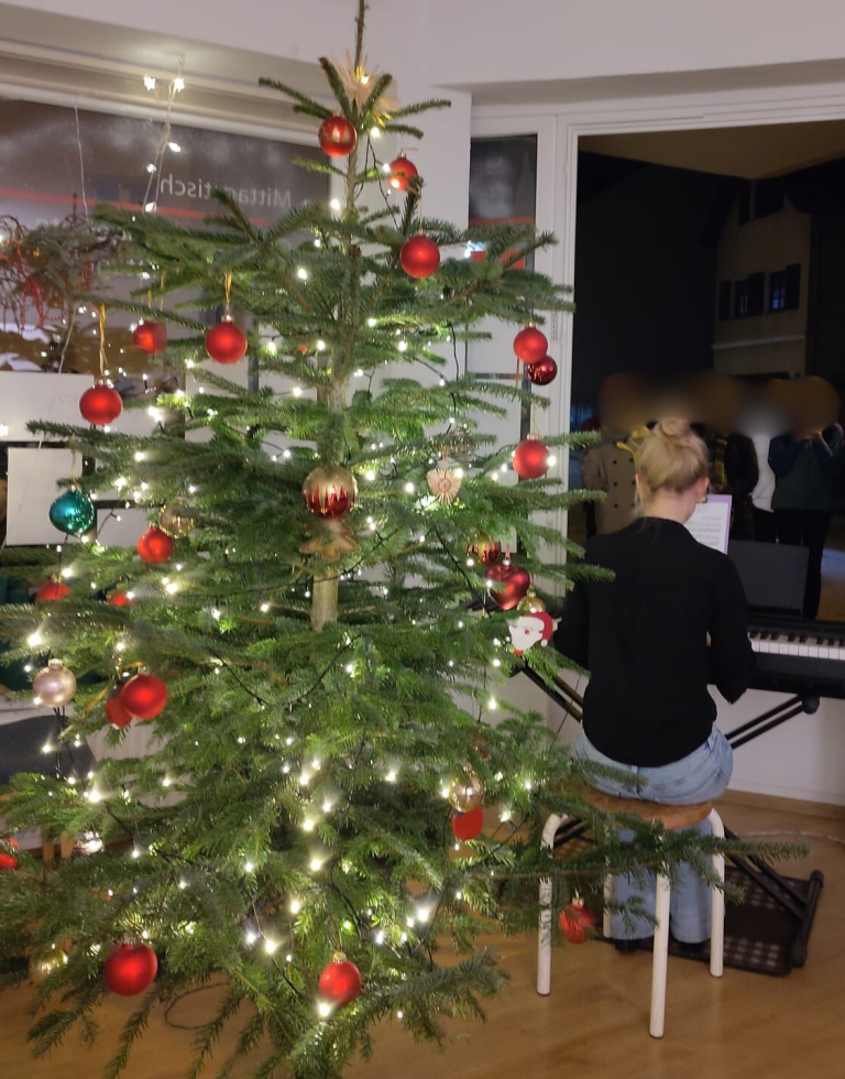 Klavierspielerin spiel Klavier während dem Fenster-Konzert in Friesdorf