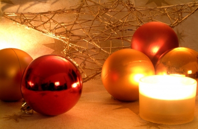 Kerze und Weihnachtskugeln