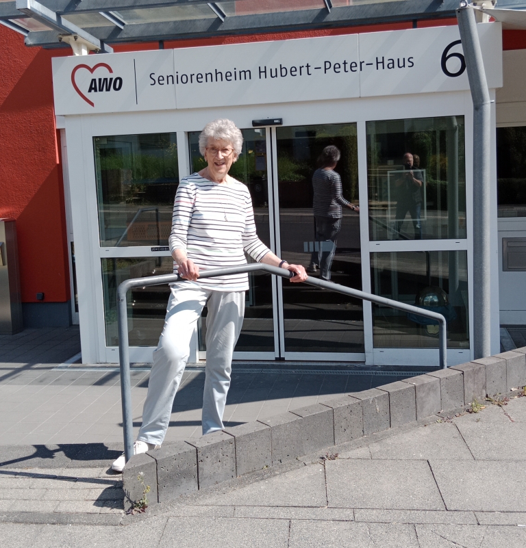 Frau Renate Schilling Frau Renate Schilling steht vor dem Seniorenheim Hubert-Peter-Haus