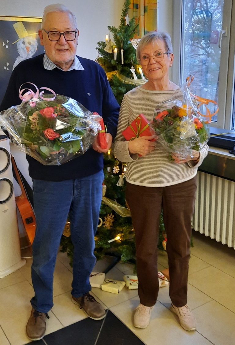 Wolfgang Lies und Gerda Struck wurden mit einem Blumenstrauß überrascht
