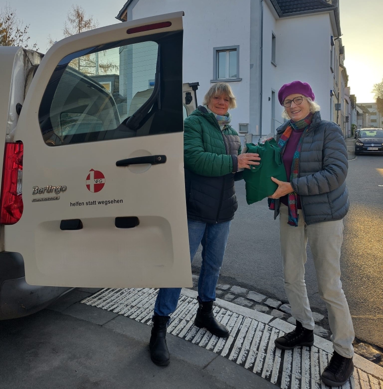 Bürgerin aus Friesdorf übergibt das letzte Weihnachtssäckchen dem VFG
