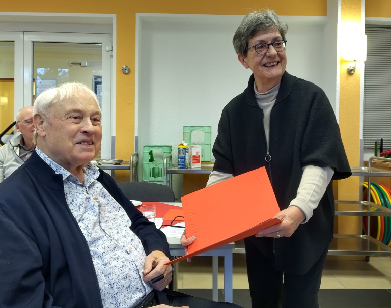 Christine Schmarsow ehrt Matthias Severin für seine 60-jährige Mitgliedschaft in der AWO