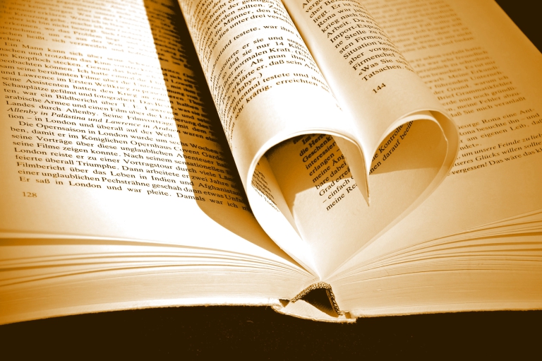 Aufgeschlagenes Buch mit Seiten, die ein Herz bilden