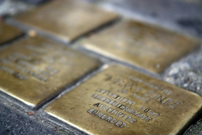 Foto von vier Stolpersteinen