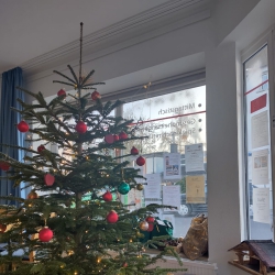 Säckchen vor dem Weihnachtsbaum