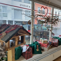 Säckchen vor dem Schaufenster in Friesdorf