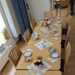 Gedeckter Tisch mit Sammeltassen