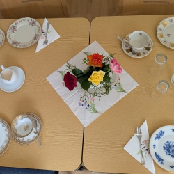 Gedeckter Tisch mit Sammeltassen