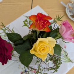 Gedeckter Tisch mit Sammeltassen und Blumen