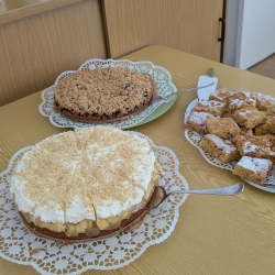 Gedeckter Tisch mit Kuchen