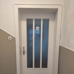 Ein Säckchen liegt vor der AWO Tür