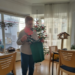 Bürgerin aus Friesdorf bringt ein gefülltes Weihnachtssäckchen