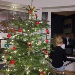 Musikerin spielt Klavier vor Puplikum