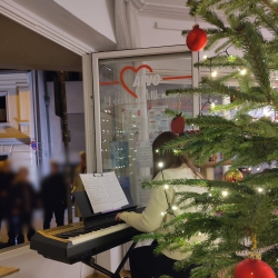 Musikerin spielt Klavier