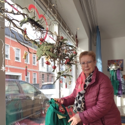 Bürgerin aus Friesdorf bringt Weihnchtssäckchen