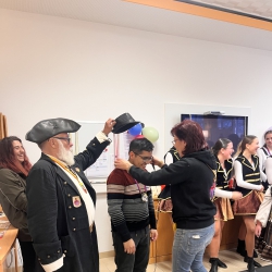 Herr Renzo Merino-Rosas erhält einen Orden