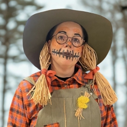 Frau Alexandra Urban als Vogelscheuche