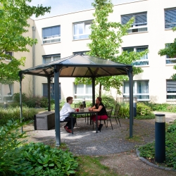 Ein Pavillon im Außenbereich