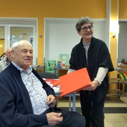 Christine Schmarsow ehrt Matthias Severin für seine 60-jährige Mitgliedschaft in der AWO