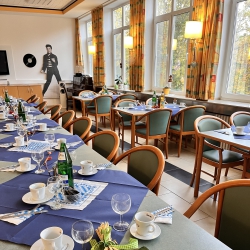 Gedeckter Tisch mit Deko