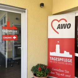 Haupteingang der Tagespflege mit barrierefreiem Zugang.