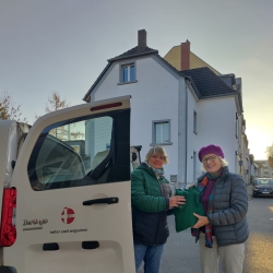  Bürgerin übergibt das letzte Säckchen dem VFG