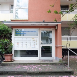 Eingangsbereich eines Hauses mit der Aufschrift Quartiersmanagement Pennenfeld